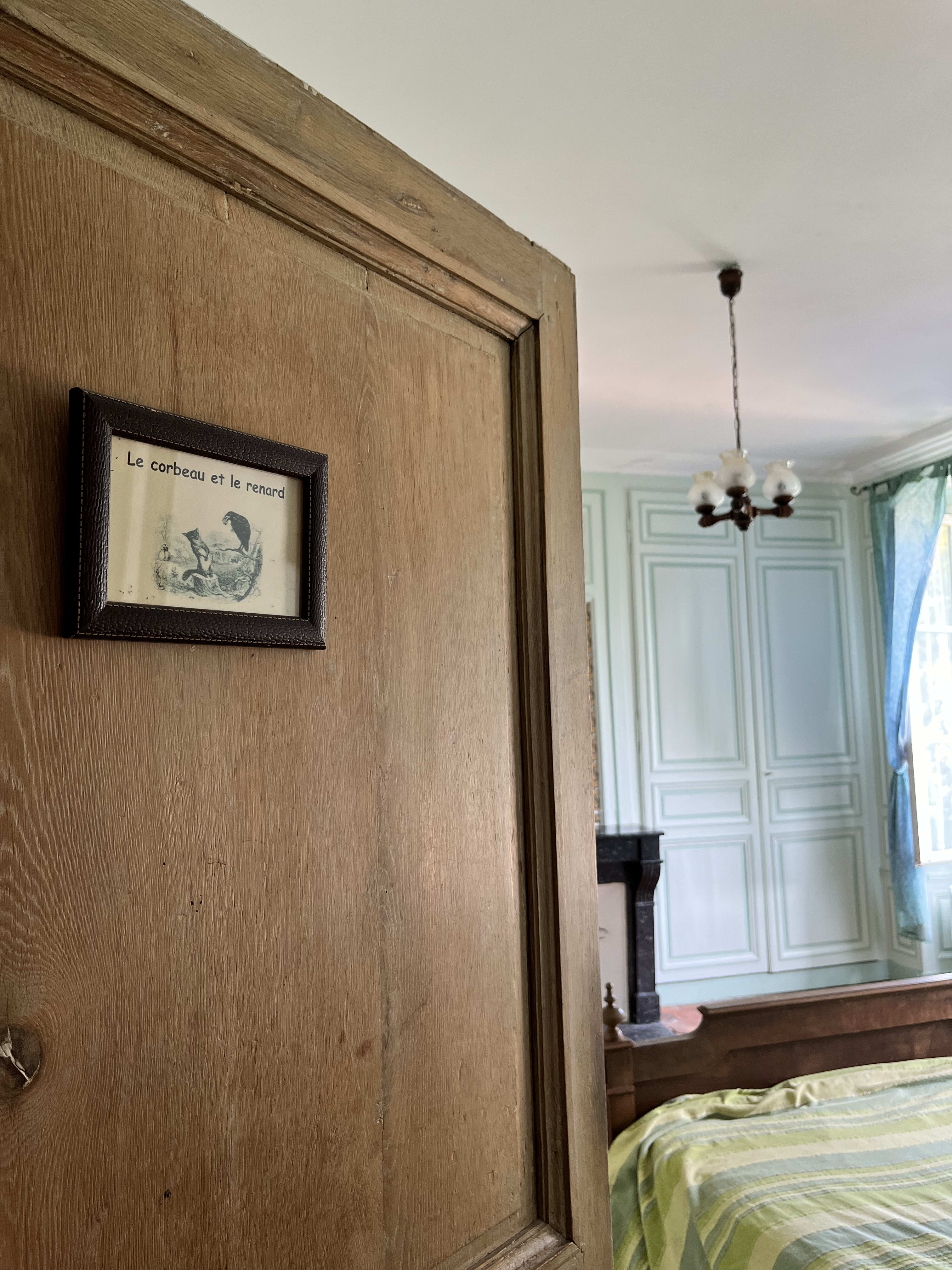 Entrée de la chambre le corbeau et le renard au 1er étage du gîte de la Sablière